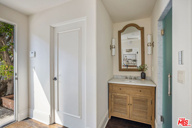 706 N Crescent Drive, Beverly Hills CA: https://media.crmls.org/mediaz/8881f76f-b5f7-4c91-9faa-4eb860c7d313.jpg
