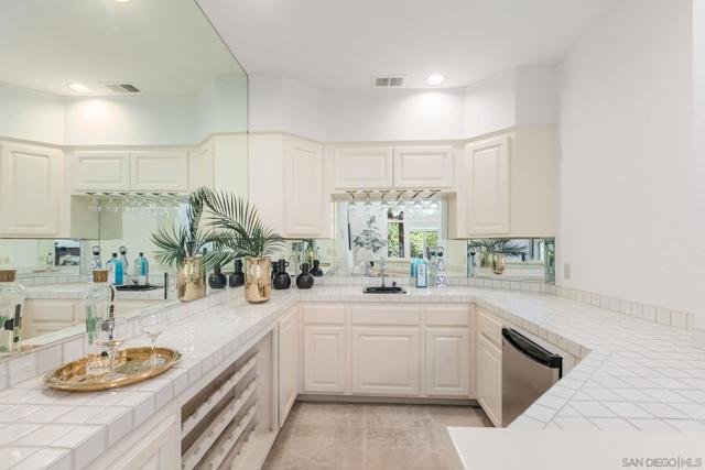 14231 Fox Run Row, San Diego CA: https://media.crmls.org/mediaz/8883f318-ad2c-42e4-89e5-879f75e7496a.jpg
