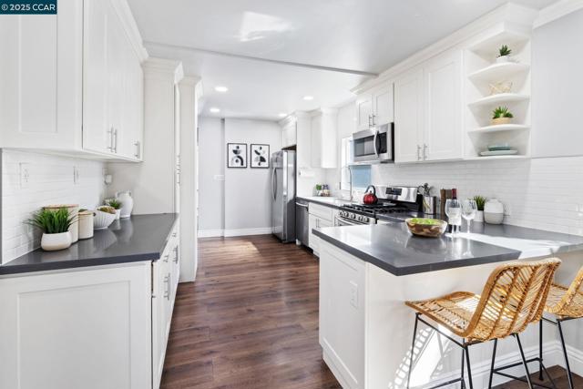 4010 Masterson St, Oakland CA: https://media.crmls.org/mediaz/88842524-d305-404f-bfc1-0778fbc77faf.jpg