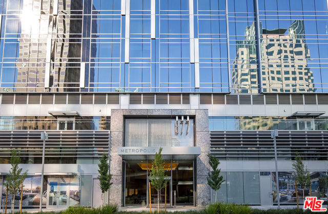 877 Francisco Street, Los Angeles CA: https://media.crmls.org/mediaz/8886158d-5b50-45fd-a0c9-3ea6f2464433.jpg