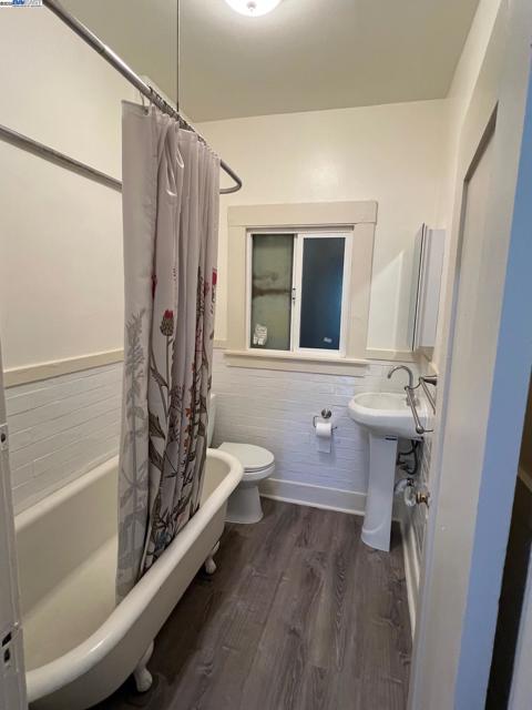 2004 Park Blvd, Oakland CA: https://media.crmls.org/mediaz/888659ce-1990-4e12-8279-88e28b645d2a.jpg