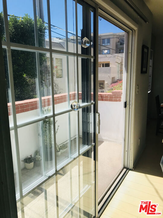 12205 GORHAM Avenue, Los Angeles CA: https://media.crmls.org/mediaz/8886b530-28d6-4867-ae25-b278371630eb.jpg