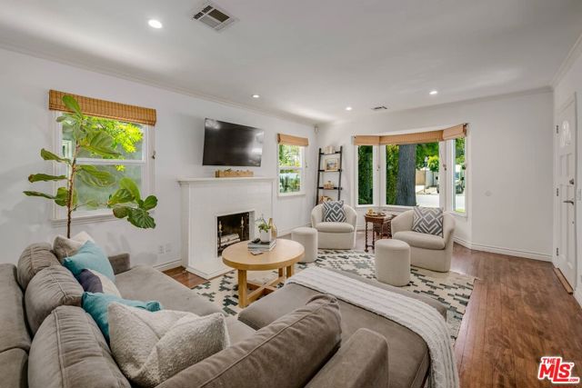 15149 CAMARILLO Street photo 5