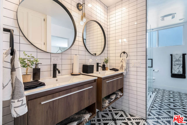 28374 Rey De Copas Lane, Malibu CA: https://media.crmls.org/mediaz/8887ec03-2bcc-4ac1-bfd9-c85c1285c421.jpg