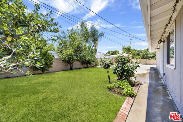 10109 Gloria Avenue, North Hills CA: https://media.crmls.org/mediaz/888924d9-6c38-4885-bdcd-b4b2a8ec8f84.jpg