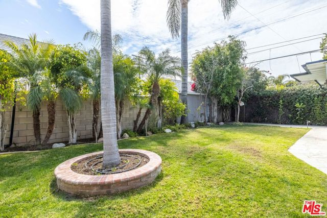 445 S Mansfield Avenue, Los Angeles CA: https://media.crmls.org/mediaz/8889c98a-c934-492f-b8e6-290783b55ede.jpg