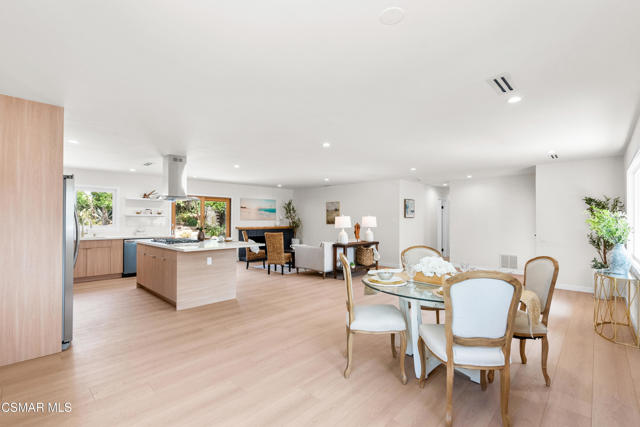 3167 Waco Avenue, Simi Valley CA: https://media.crmls.org/mediaz/888a1373-ce01-45a4-865b-85c4f377d53a.jpg