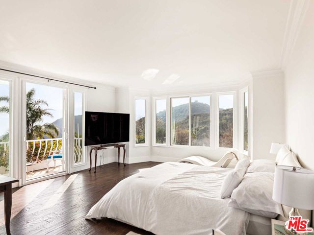 2113 Stoney Hill Road, Los Angeles CA: https://media.crmls.org/mediaz/888a8ecb-ec7f-4620-ac67-6255c5ee5ba0.jpg
