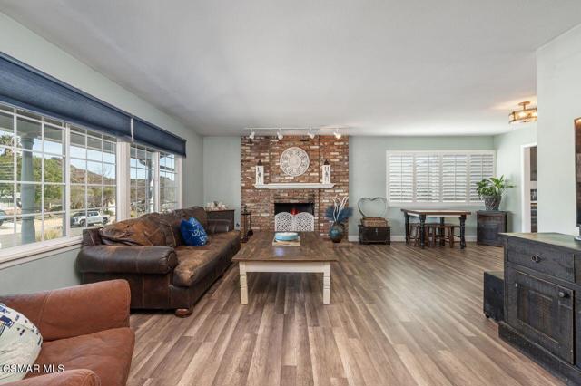 1076 Calle Contento, Thousand Oaks CA: https://media.crmls.org/mediaz/888be06f-a0b8-464e-986b-559dddc92f1e.jpg