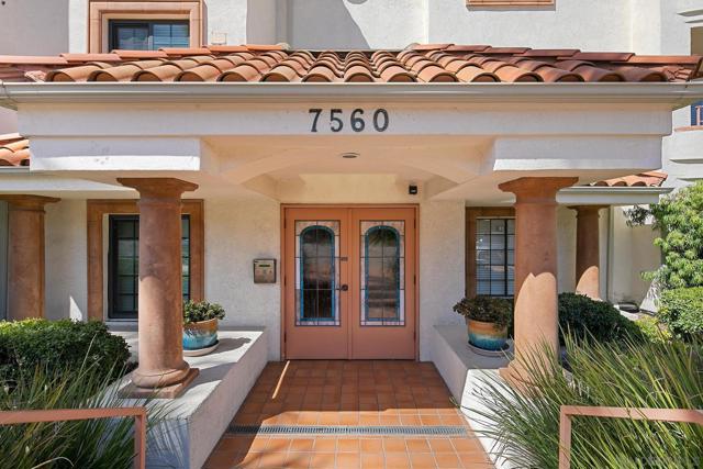 7560 Eads Ave, La Jolla CA: https://media.crmls.org/mediaz/888bf627-443a-41c3-92c8-9b124a68e481.jpg