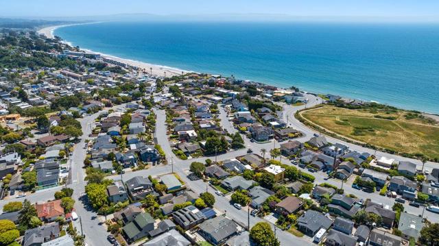 208 Valencia Avenue, Aptos CA: https://media.crmls.org/mediaz/888c554b-c7f8-42cd-9c9c-5fca8acac1b5.jpg