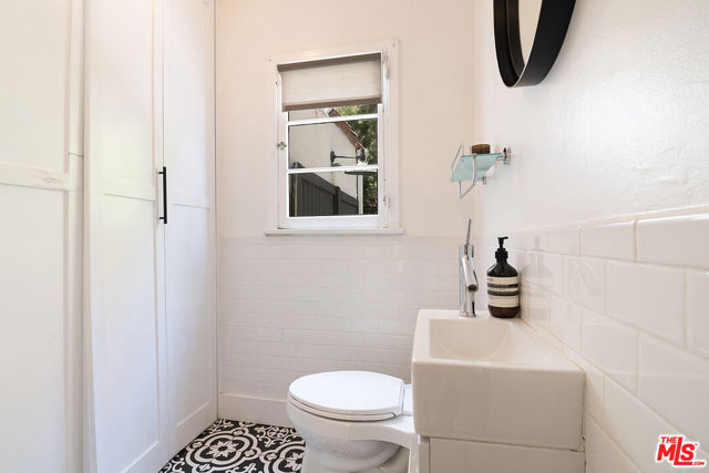 8260 Oakwood Avenue, Los Angeles CA: https://media.crmls.org/mediaz/888c5ac7-d8df-4b1e-afeb-66e4e7281224.jpg