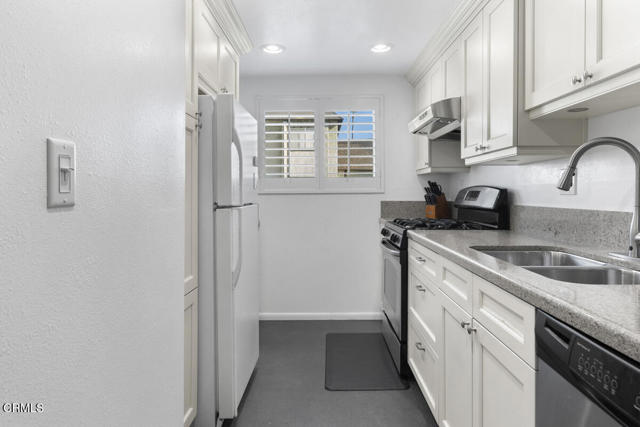 Detail Gallery Image 9 of 31 For 13561 Valerio St a,  Van Nuys,  CA 91405 - 3 Beds | 3 Baths