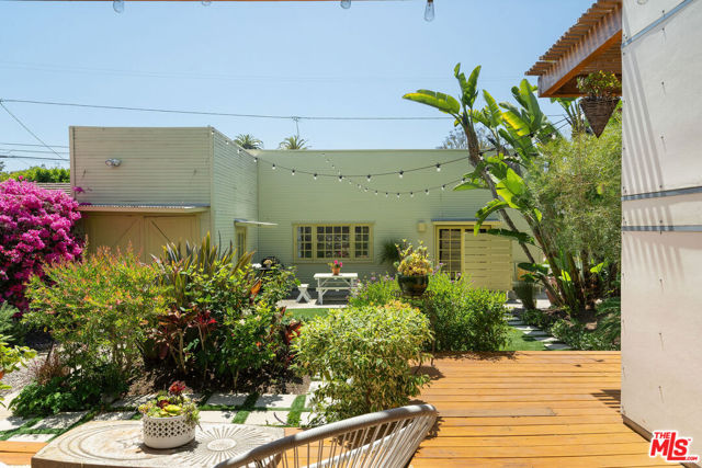 2311 Glencoe Avenue, Venice CA: https://media.crmls.org/mediaz/888de7eb-19e0-4d81-b28f-24aa76c01624.jpg