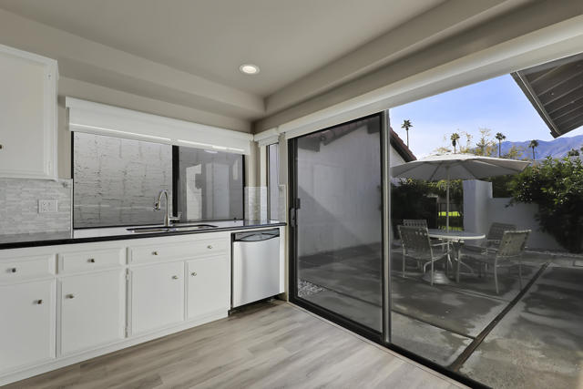 2545 Miramonte W Circle, Palm Springs CA: https://media.crmls.org/mediaz/888e0d43-b8ab-4e0c-9cce-e085924c9e90.jpg