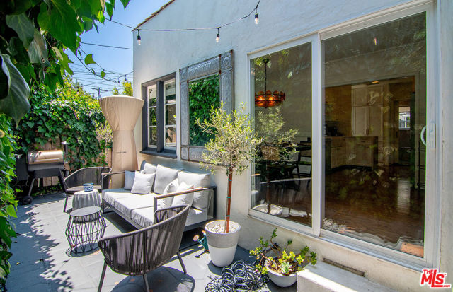 8260 Oakwood Avenue, Los Angeles CA: https://media.crmls.org/mediaz/888e6c82-301e-4a0a-a940-915b954adabb.jpg