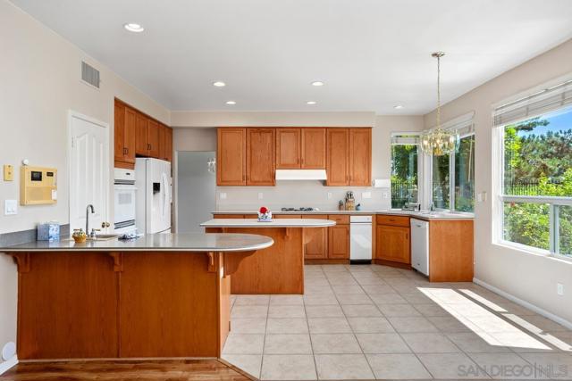 757 Marigold Way, San Marcos CA: https://media.crmls.org/mediaz/888f01f9-35ed-4ec5-88d3-440a457eff42.jpg