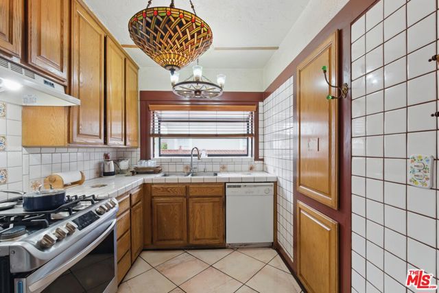 128 N St Andrews Place, Los Angeles CA: https://media.crmls.org/mediaz/888f784e-9708-4091-9747-b91e43837e65.jpg