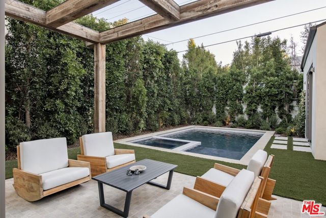 4209 Vantage Avenue, Studio City CA: https://media.crmls.org/mediaz/888fa2e1-1a61-4883-a3d1-819247789c69.jpg