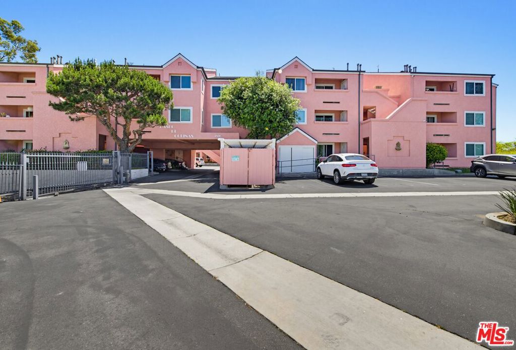 4810 S La Brea Avenue #209
