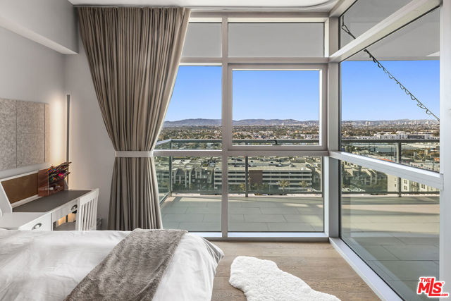 13700 Marina Pointe Drive, Marina del Rey CA: https://media.crmls.org/mediaz/88925c62-e2af-44f2-9e17-e543122fb1d4.jpg