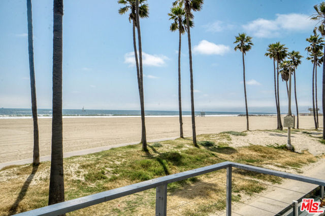 2911 Ocean Front Walk, Venice CA: https://media.crmls.org/mediaz/8892d0e2-afd2-4c26-aa49-ba2a8cd4420e.jpg