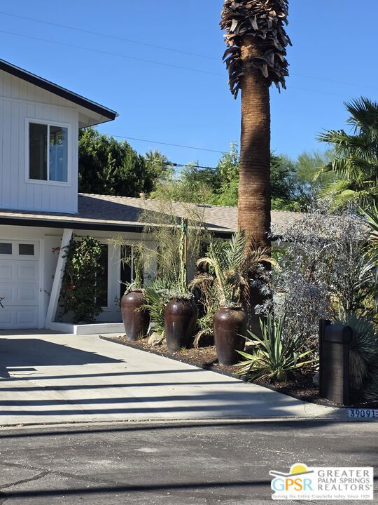 39091 Paradise Way, Cathedral City CA: https://media.crmls.org/mediaz/88947df2-e4fa-4351-96f5-2ae2243f6826.jpg