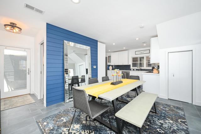 206 E E Oceanfront, Newport Beach CA: https://media.crmls.org/mediaz/8894e36f-160b-4bed-88b7-efe513427c7c.jpg