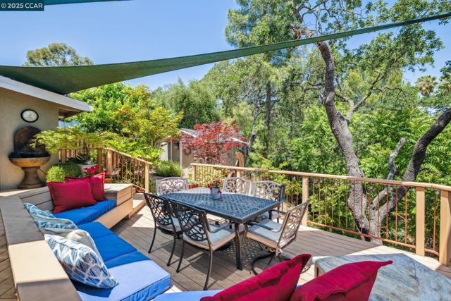 700 Golf Club Way, Pleasant Hill CA: https://media.crmls.org/mediaz/889547fd-82f3-4105-af5a-b7690d65bbb5.jpg