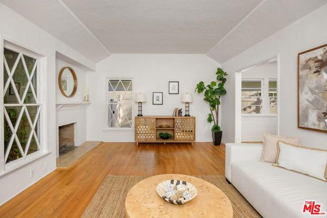 4311 Greenbush Avenue, Sherman Oaks CA: https://media.crmls.org/mediaz/8895699d-a4b8-4db9-9bde-7e8e230fa6ef.jpg