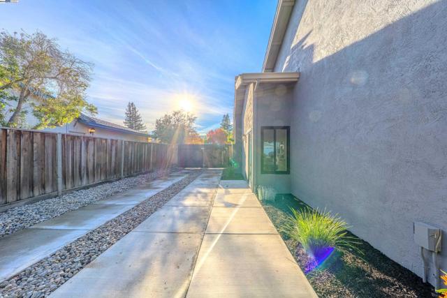 311 Foxboro Ct, San Ramon CA: https://media.crmls.org/mediaz/88961bd8-ec18-4310-a861-22f38e46ae41.jpg