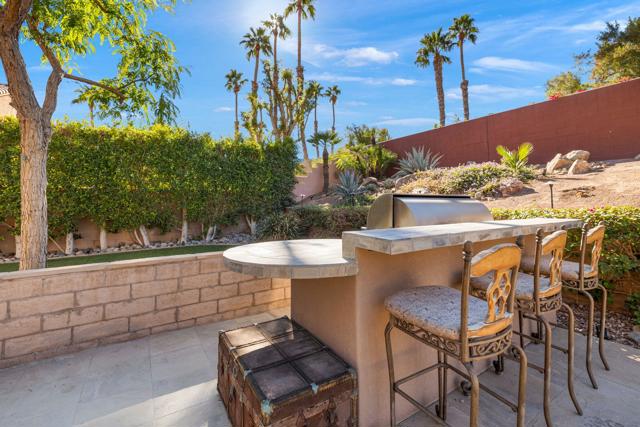 39165 Regency Way, Palm Desert CA: https://media.crmls.org/mediaz/88974a27-59df-4011-8c96-aaf61a705913.jpg