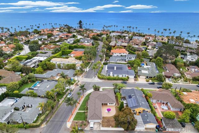 6307 Via Maria, La Jolla CA: https://media.crmls.org/mediaz/88984874-bcb6-4276-b887-462873a6fb7c.jpg