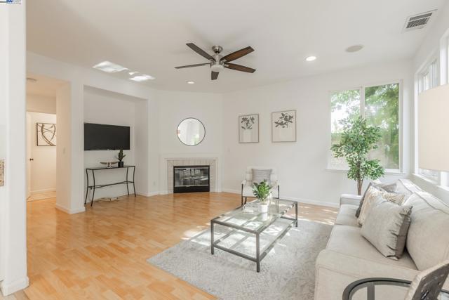 4008 Mount Vernon Pl, Dublin CA: https://media.crmls.org/mediaz/8898e074-e188-41d0-8568-2f97eb5645d7.jpg