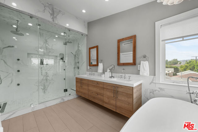 4943 Stern Avenue, Sherman Oaks CA: https://media.crmls.org/mediaz/8898f505-d7ad-4cd9-a12e-131cdc6694c1.jpg