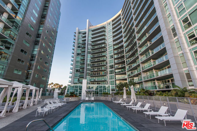 13600 Marina Pointe Drive, Marina del Rey CA: https://media.crmls.org/mediaz/8899f85b-bc47-4f9a-8b98-11ff62a75fdd.jpg