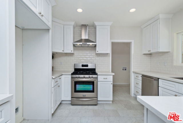 1288 N HILL Avenue, Pasadena CA: https://media.crmls.org/mediaz/889b4273-26d0-4dd4-8f21-134c015b48e6.jpg