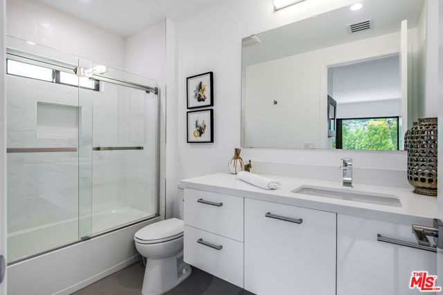 13378 Contour Drive, Sherman Oaks CA: https://media.crmls.org/mediaz/889b7fd0-c591-4f56-884d-4463f8f30ed3.jpg