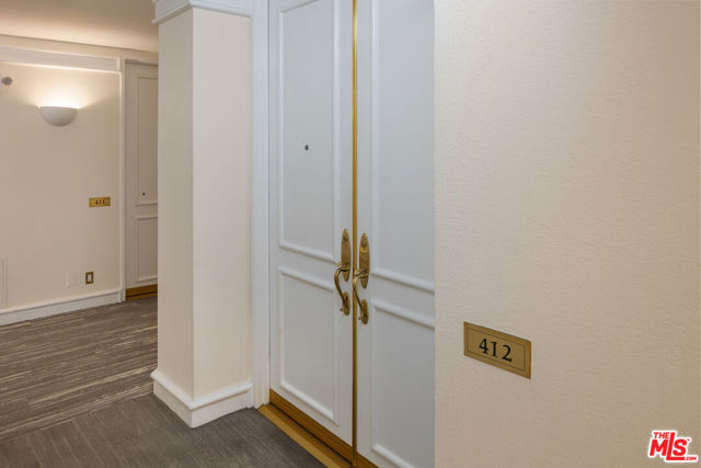 1131 Alta Loma Road, West Hollywood CA: https://media.crmls.org/mediaz/889b8ace-fa92-4bd1-8a04-978002ff7aac.jpg
