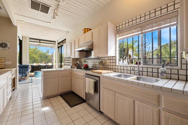 968 N Fairview Circle, Palm Springs CA: https://media.crmls.org/mediaz/889c0b5c-f278-44a8-9a20-1b254b75e358.jpg