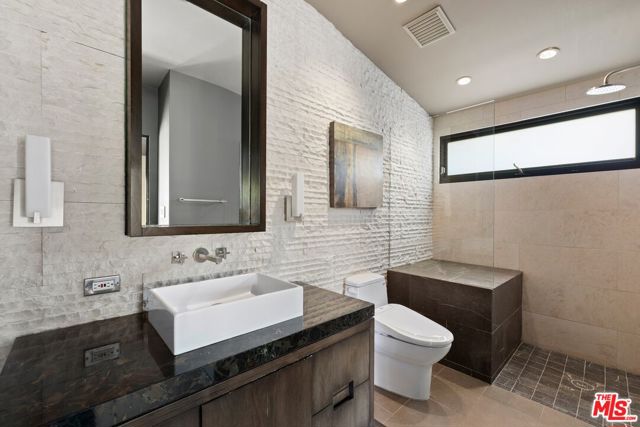 3300 N Knoll Drive, Los Angeles CA: https://media.crmls.org/mediaz/889cd860-71f5-445d-a330-78a93d579cee.jpg