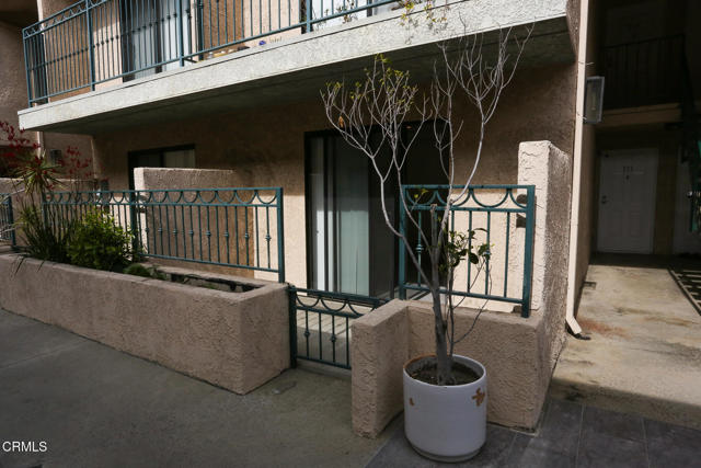 2491 Purdue Avenue, Los Angeles CA: https://media.crmls.org/mediaz/889ec602-7aa5-439a-b5ef-23932e6278e6.jpg