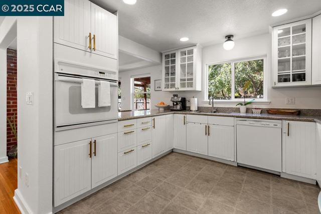 66 Del Hambre Cir, Walnut Creek CA: https://media.crmls.org/mediaz/889f334e-9e8b-4790-affd-81b729d97946.jpg