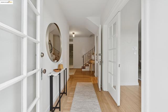 6051 MARGARIDO Dr, Oakland CA: https://media.crmls.org/mediaz/889f5b67-e1f7-4acc-9dd9-8220c19a5d13.jpg