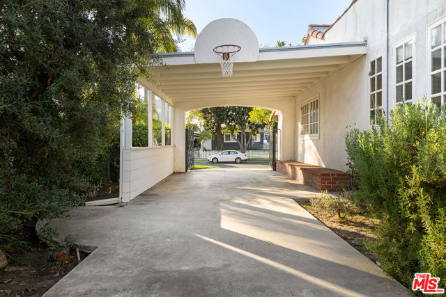 906 N Ford Street, Burbank CA: https://media.crmls.org/mediaz/88a00317-a5c9-4878-9168-ca780c7a1269.jpg