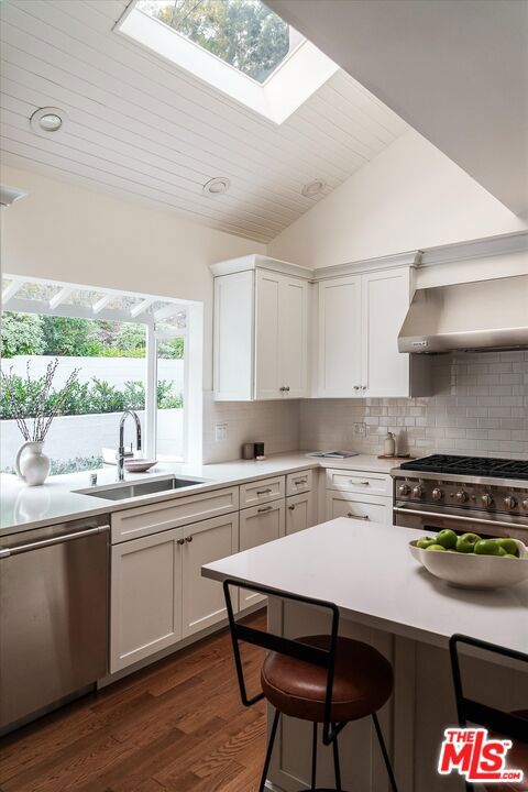 5657 Valley Oak Drive, Los Angeles CA: https://media.crmls.org/mediaz/88a13c5f-a6a5-4d1b-8f76-d51b9032e8d5.jpg