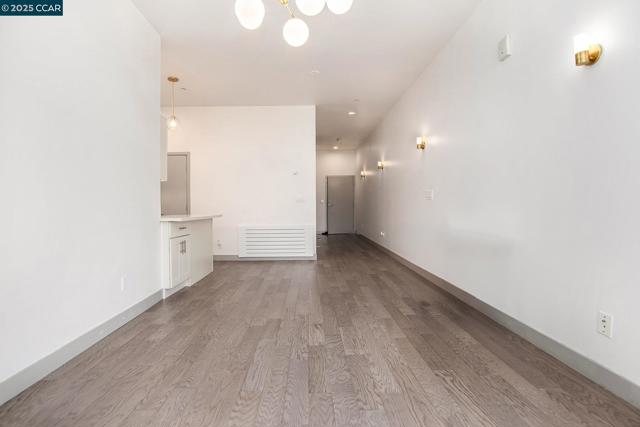 410 Webster St #1, Oakland CA: https://media.crmls.org/mediaz/88a1f27a-6c51-4375-98c3-088cd40f7897.jpg