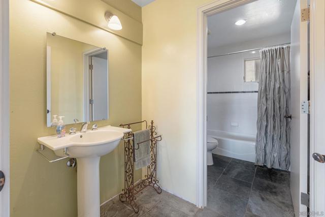 27615 Alps Ln, Escondido CA: https://media.crmls.org/mediaz/88a26b95-3d62-45cd-9b92-4125c11ec28b.jpg