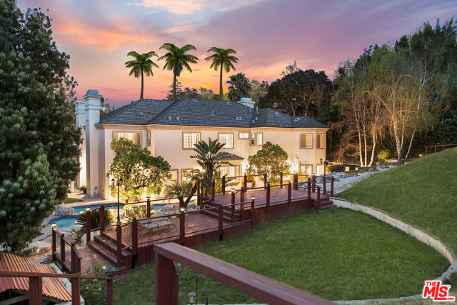 14132 Beresford Road, Beverly Hills CA: https://media.crmls.org/mediaz/88a463cb-d521-41af-8ed6-3d5acbbec45f.jpg