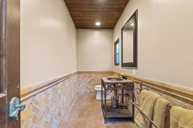 12220 Heritage Way, Gilroy CA: https://media.crmls.org/mediaz/88a49b92-33e3-4b68-8a34-e4dc84e446ca.jpg